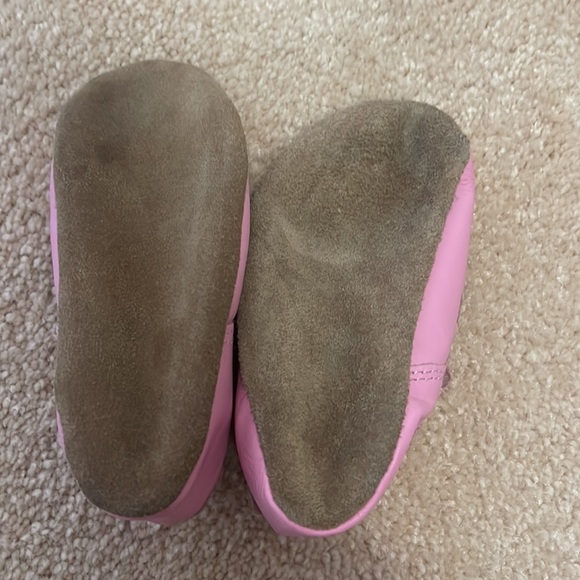 Adorable pink Robeez 12-18 months - Picture 2 of 3